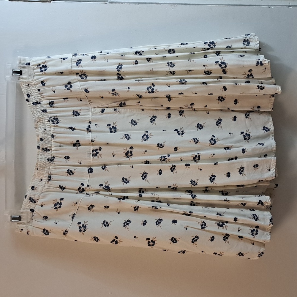 Old Navy cream and blue flower skirt size medium